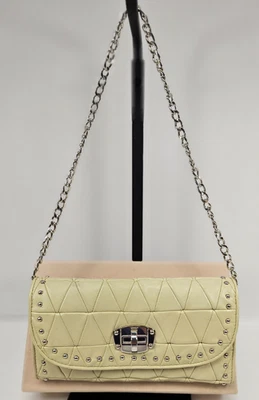 Cartera Miu Miu con tachuelas en cadena crema con herrajes plateados Foto 1 de 4