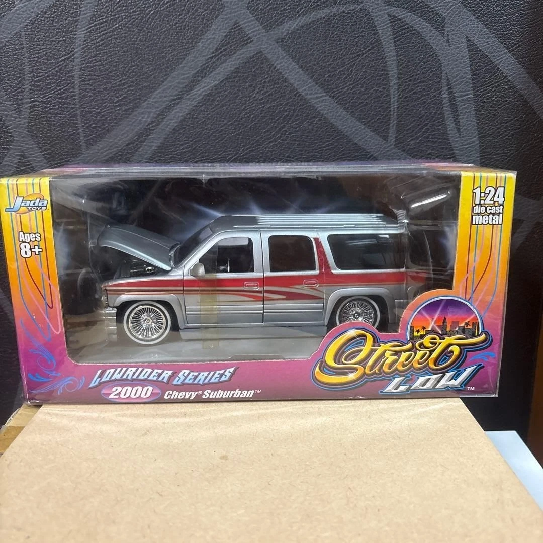 Chevrolet Suburban 1:24 Contemporary Manufacture Diecast Cars