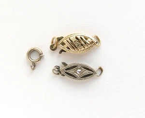 Bague vintage or jaune 14 carats et fermoirs en or blanc crochet poisson ressort lot de 3 LIRE - Photo 1/5