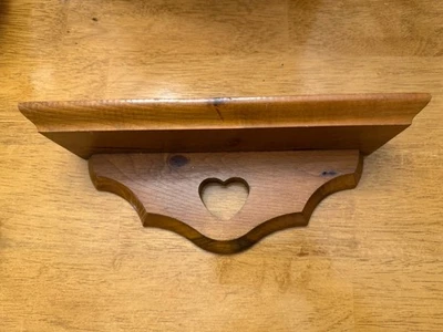 "Placa de estante de pared colgante corazón madera Knick Knack vintage ranura 10,5 L x 3,25""" - Imagen 1 de 4