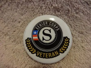 SENIOR CORPS "VETERAN" BUTTON PIN-BACK 1 1/2 INCH - Foto 1 di 3
