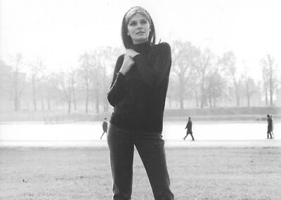 POSTALES DE JACQUELINE BISSETT TODAS LAS OCASIONES FOTOGRAFÍA PHILIP TOWNSEND AÑOS 60 Foto 1 de 4