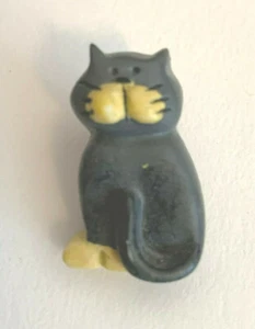 Niedlicher realistischer Nähknopf in Katzenform mit Rückenmarkierung D.M.-00 applizierter Schaft 1 Zoll - Bild 1 von 2