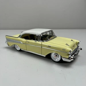 1957 Chevrolet Bel Air Maßstab 1:24 Modellauto gelb RAR VINTAGE - Bild 1 von 9