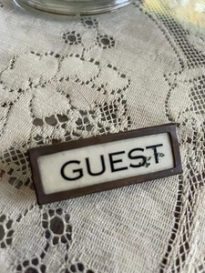 Antike alte "Gast" Anstecker Pin.  Namensschild Messing oder Kupfer. Hotel. Militär? - Bild 1 von 3