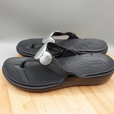 Sandalias Crocs para mujer talla 8 Sanrah plata martillado medallón chanclas negras Foto 1 de 4