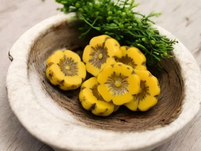 Cuentas de vidrio checo flor hawaiana amarilla opaca lavada bronce oscuro de 12 mm 12 cuentas Foto 1 de 4