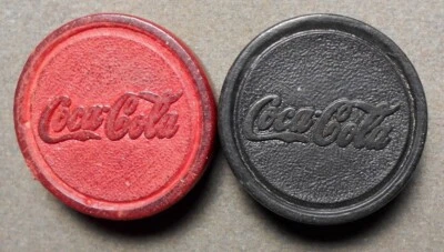 C284 2-Coca Cola Checkers: Red & Black wood, 30mm diameter, thick – 9mm, no prob - Image 1 of 2