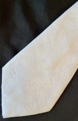 Gravata larga vintage MCM SEARS 'The Men's Store' borboletas texturizadas brancas~gravata~nova com etiquetas - Imagem 1 de 4