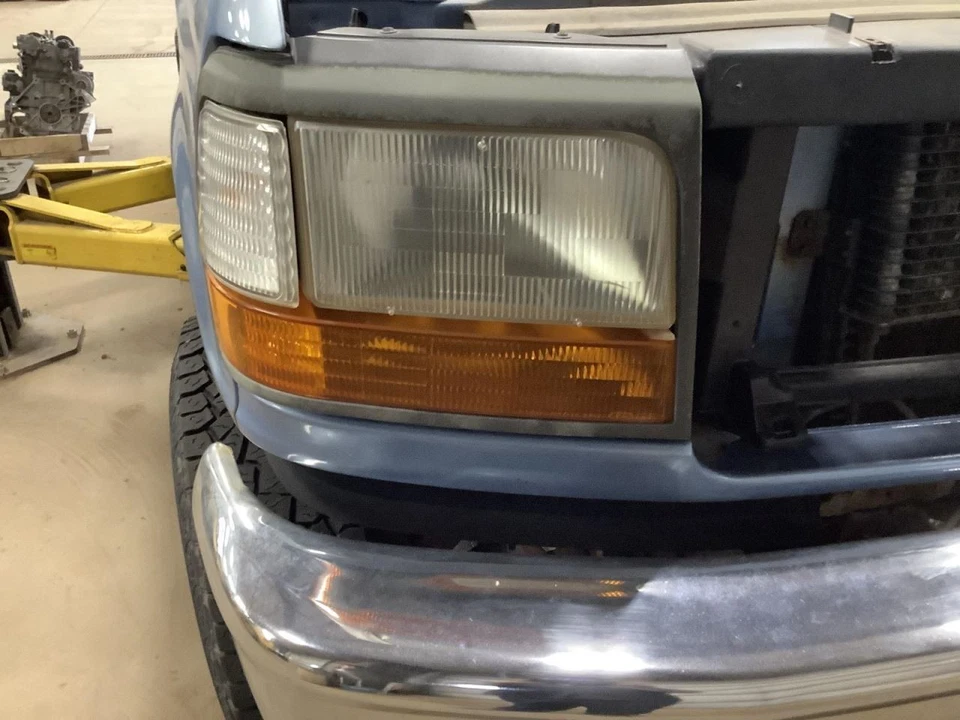 Passenger Right Headlight From 8501 GVW Fits 92-97 FORD F250 PICKUP 347141 - Image 1 of 4