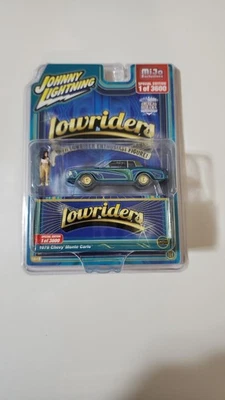 Chevrolet Monte Carlo Lowrider 1978 azul con figura 1/64 Johnny Lightning JLCP7458 Foto 1 de 2