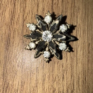 Vintage Rhinestone Gold Tone And Black Brooch - Picture 1 of 3