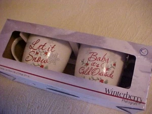 Tazas Pfaltzgraff Winterberry bebé hace frío afuera y déjalo nieve nuevas en caja - Imagen 1 de 3