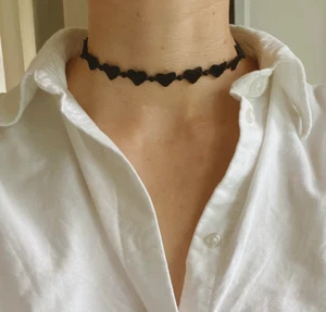 schwarzer Choker / Halskette mit Herzen aus Stoff von ASOS - Bild 1 von 4