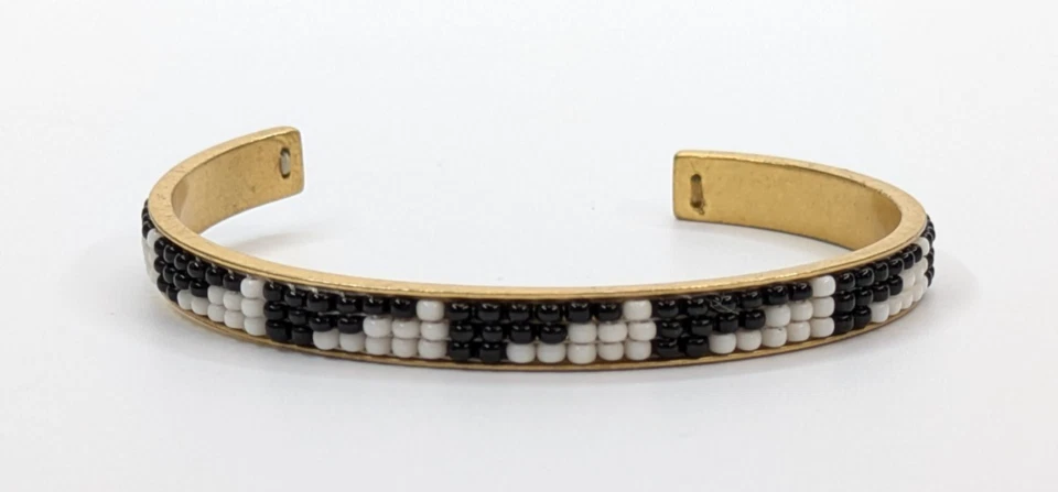 Brazalete Madewell fino tono dorado blanco y negro con incrustaciones de cuentas de semillas de 1/4" de ancho Foto 1 de 4