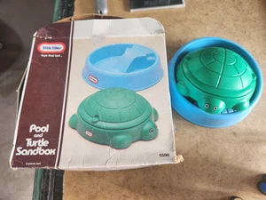 Little Tikes Piscina e Tartaruga Sandbox Casa delle Bambole Set Accessori Vintage (FBA) - Foto 1 di 3