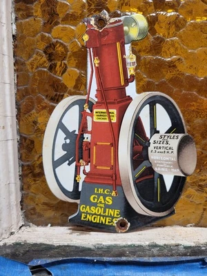 老式国际哈维斯特瓷标志旧气体油农场拖拉机发动机 — 第 1/4 张图片