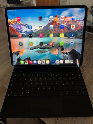 Apple iPad Pro 12,9″ (6. Gen, M2, 128 GB, Spacegrau) + HOU Keyboard Case - Bild 1 von 4