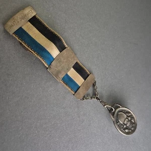 Antikes Band mit Wappenanhänger – Historisches Sammlerstück mit Gravur - Bild 1 von 9