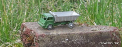 CIJ ~ CAMION BENNE RENAULT FAINEANT / MICRO VOITURE 1/100ème Foto 1 de 4