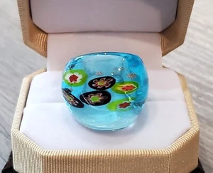 Böhmisch Türkis Abstrakt Blumenmuster Handgeblasenes Glas Bling Ring - Gr. 8,5 - Bild 1 von 4