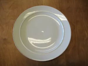 American Atelier Olivia weiß Essteller 10" rustikaler Rand 1 EA 4 verfügbar - Bild 1 von 3