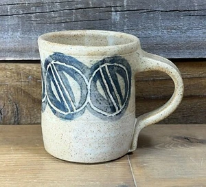 Taza de cerámica de gres hecha a mano de colección pintada a mano rústica firmada marcada - Imagen 1 de 9
