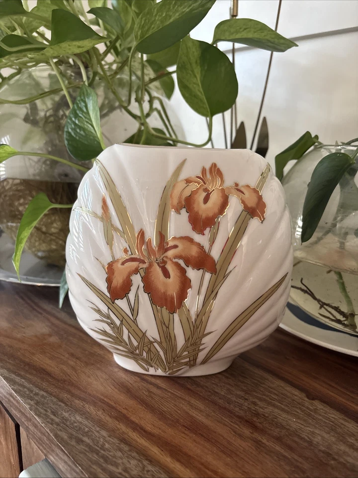 Jarrón blanco chino vintage japonés de porcelana de los años 80 - flores iris mariposa Foto 1 de 4
