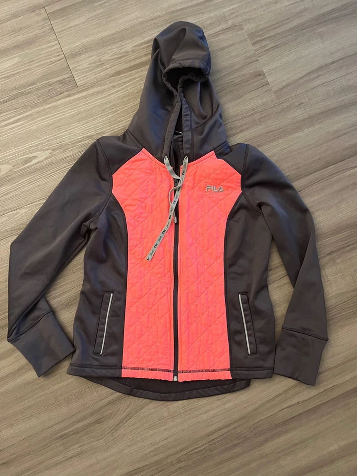 Chaqueta Fila Mujer Grande Gris Cremallera Completa Sudadera con Capucha Exterior Gris/Coral Mediana Foto 1 de 1