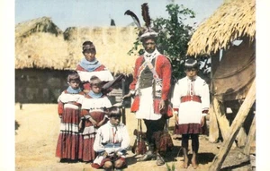 AK Seminolen Indianer Familie steht vor ihrem Chickee 1977 - Bild 1 von 2