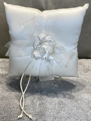 Beverly Clark Anillo Portadores Almohada Blanca Con Rosas Satinadas Y Perlas En Caja Org Foto 1 de 4