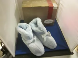 Neu im Karton, Dearfoams Hausschuhe, Velours-Stiefel in EISBLAU Große 8-9. - Bild 1 von 7