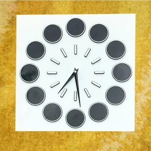 Vintage Space Age Uhr - Kunststoff Mid Mod schwarz-weiße Punkte geometrisch quadratisch  - Bild 1 von 7