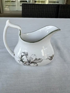 Spode Summerfield Y8103 Creamer 16 oz White/Gray Floral with Green Trim England - Picture 1 of 8