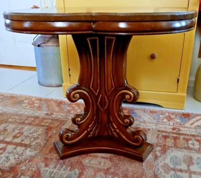 Mesa de pedestal con tapa de trébol estilo único vintage Foto 1 de 4