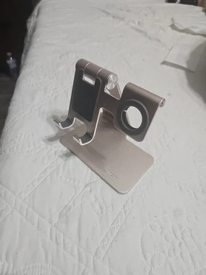 Base de carga Belkin para Apple Watch y iPhone PLATEADO UNIDAD F8J183 SOLO ENVÍO Y DEVOLUCIÓN GRATUITOS Foto 1 de 2