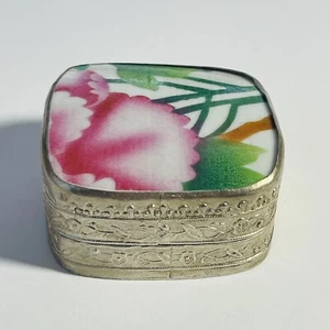 Antigua caja plateada fragmento de porcelana china con diseño floral - Imagen 1 de 17