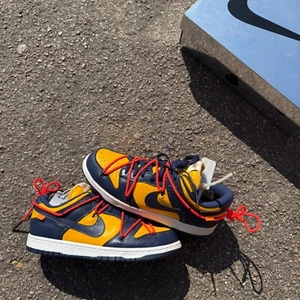 Nike x Off-White Dunk Low Michigan (CT0856-700) - UK8 - Trusted Seller ✅ - Imagen 1 de 8