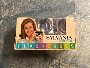 Vintage Sylvania Blue Dot FLASH CUBES Camera Flash Cubes 3-Pack 12 flash - Picture 1 of 3