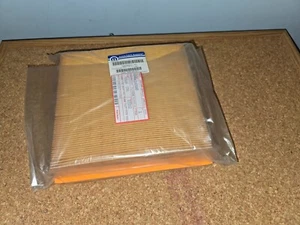 Jeep Grand Cherokee 3.0 09 - On Air Filter. Genuine 04861688AB - Picture 1 of 2