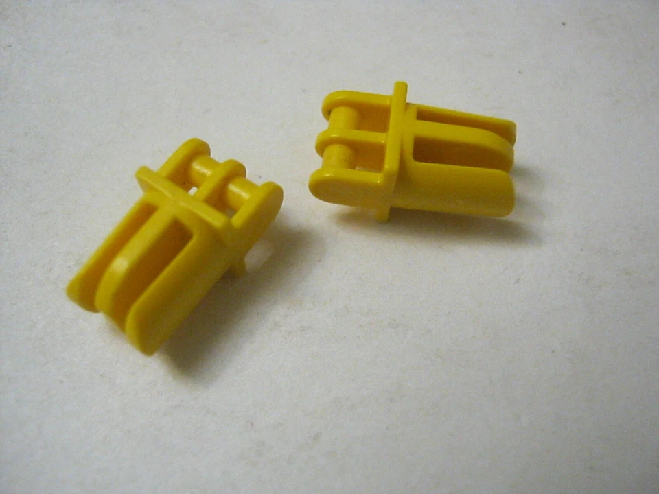 Lego Lot of 2 Yellow Grab Jaw Holders Knuckle Connector, 4220 (028-353) - Image 1 of 1