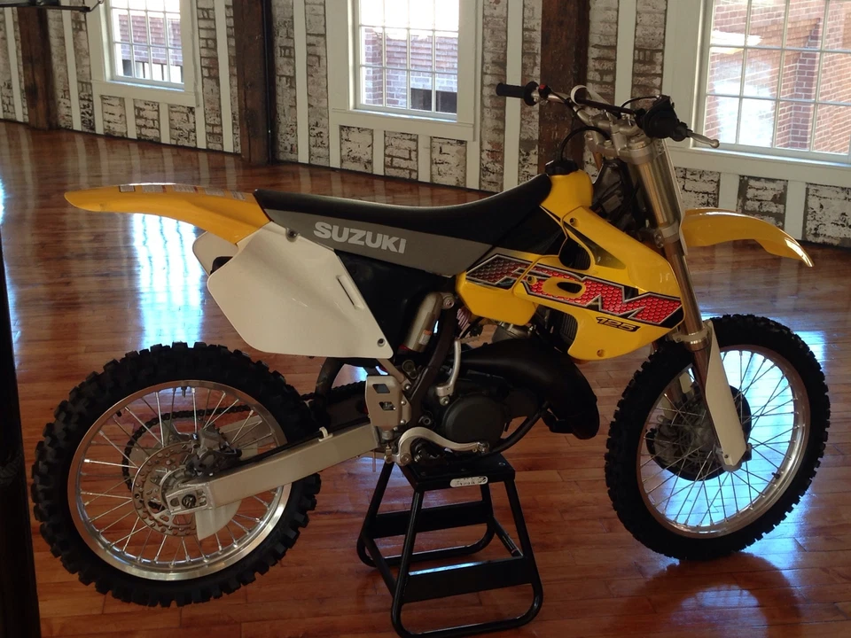 Nova decolagem: Suzuki 2000 RM125 RM250 tampa de óleo plugue estojo RM 125 250 - Imagem 1 de 1