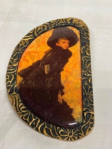 Dama victoriana en sombrero y vestido negro. Pin decorativo PMC hecho a mano - Imagen 1 de 4