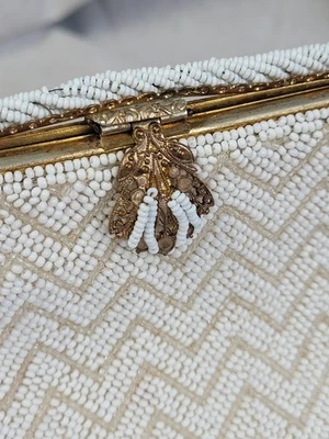 Monedero francés vintage blanco y crema con cuentas con diseño chevron y detalles dorados Foto 1 de 4