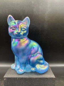 Estatuilla de gato sentado de vidrio de carnaval iridiscente azul Fenton - Imagen 1 de 6