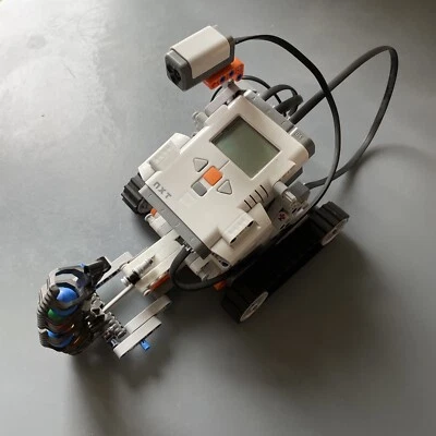 LEGO MINDSTORMS: Mindstorms NXT 2.0 Lot - Image 1 of 4