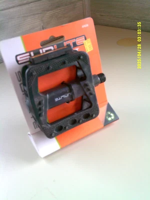 Par de pedales compuestos de nailon y aleación ligera deportiva Sunlite 9/16" negros Foto 1 de 2