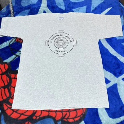 Camiseta Gris Colegial Kishwaukee College Nursing Illinois Años 90 De Colección Talla XL Foto 1 de 4