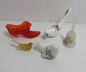Menge 5 Vintage Glas handbemalt Vögel Stiefelglocke einschließlich Fenton - Bild 1 von 24