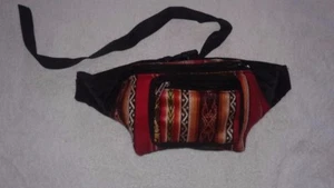 BAUCHTASCHE BUNT, GEFÜTTERT UND HANDGEFERTIGT AUS DEN ANDENBERGEN ZWEI FÄCHER  - Bild 1 von 3